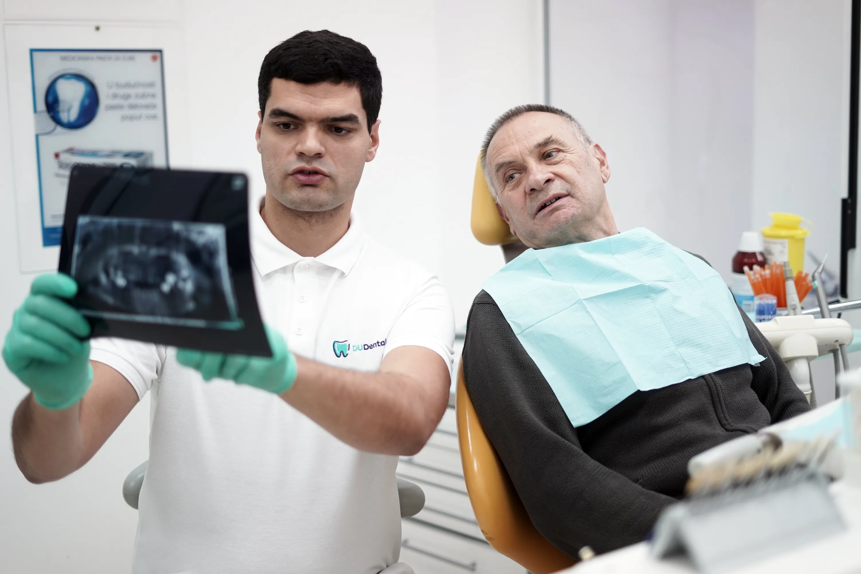 Dr Ćirković analizira CBCT snimak sa pacijentom – DuDental Beograd
